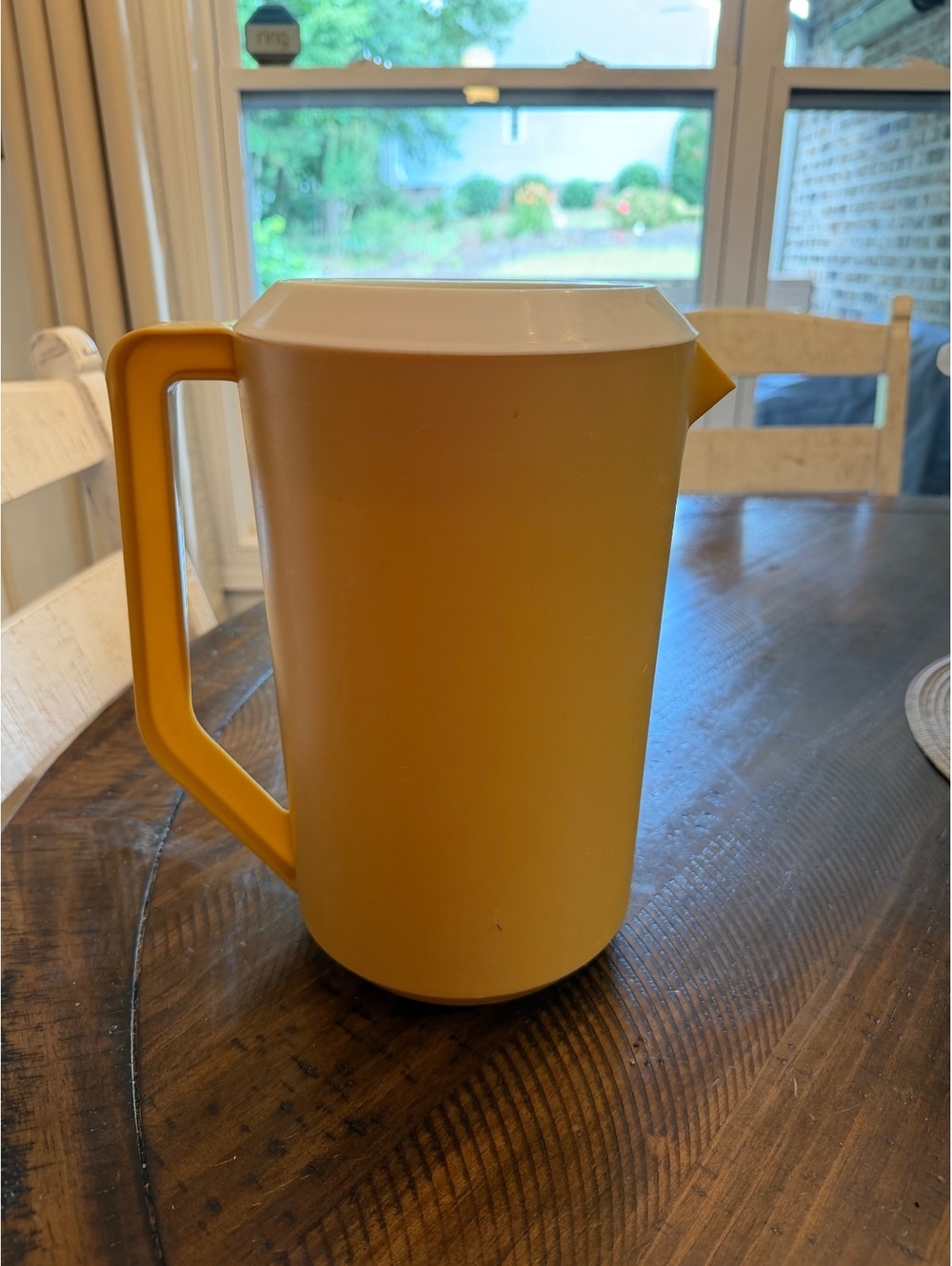Rubbermaid 1 Gal Plastic Pitcher w/ Lid & Handle, Beige/White Solid #2718